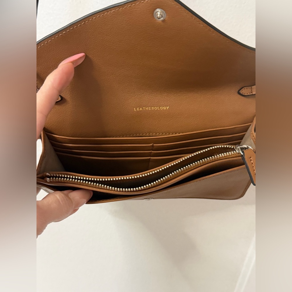 Leatherology leather envelope Tan Crossbody Bag NWOT - Picture 7 of 12
